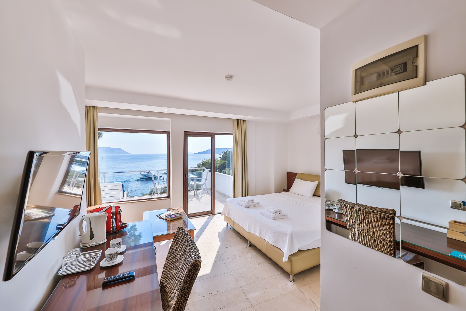 Junior Suite with Terrace & Sea View
